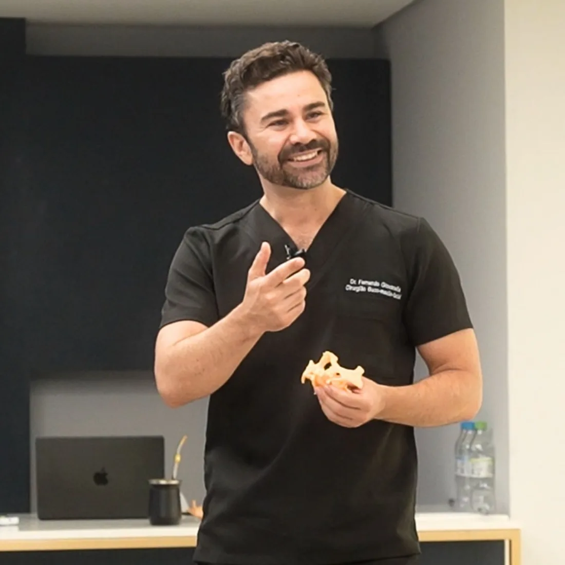 Dr. Fernando Giovanella explicando um caso com o modelo impresso do paciente na mão
